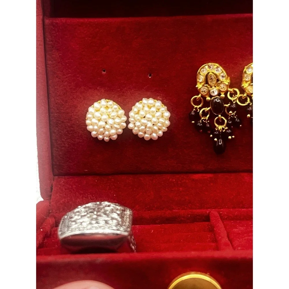 Red‎ velvet Travel Jewelry Box W/ A Fashion Ring Sz 7.5 & 2 Pairs Vtg Earrings